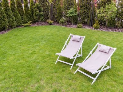 Stwórz relaksującą oazę na świeżym powietrzu - jak wybrać idealny leżak ogrodowy